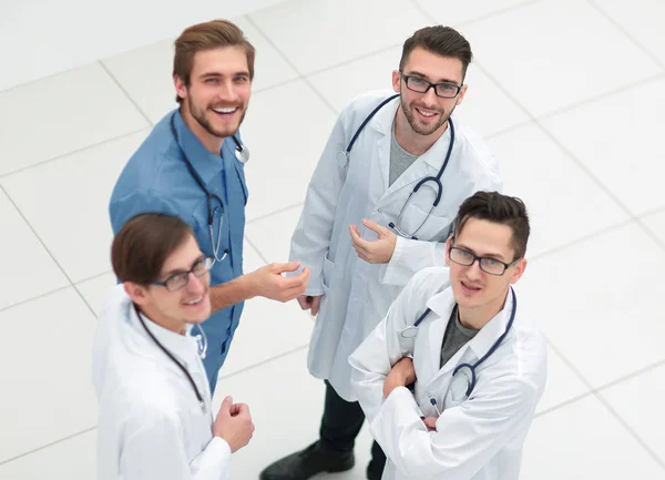 Улыбающаяся группа врачей обсуждают — стоковое фото