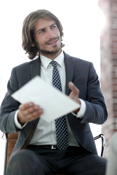 Ein entspanntes Gespräch eines Mannes und einer Frau im Büro — Φωτογραφία Αρχείου