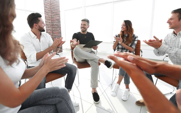 Equipo empresarial aplaudiendo a su director de proyecto — Foto de Stock