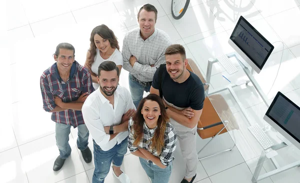 Equipo de negocios de pie cerca del escritorio — Foto de Stock