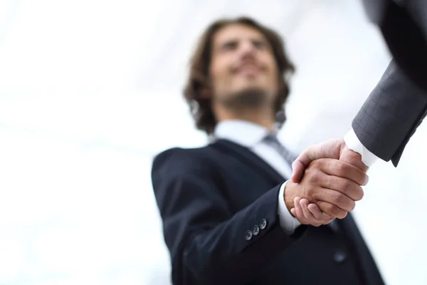 จับมือกัน ตกลงกันระหว่างชายสองคนในธุรกิจ . — ภาพถ่ายสต็อก