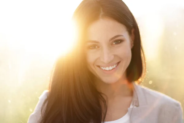 Il volto di una giovane donna carina. primo piano — Foto Stock