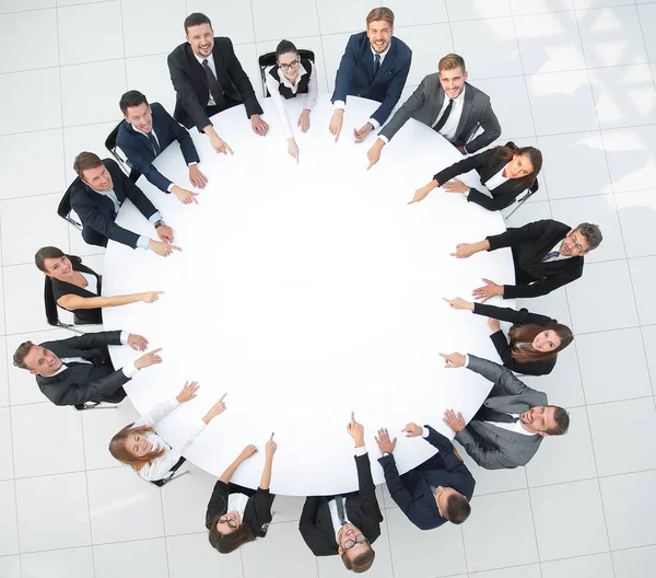 Grupa biznesmenów siedząca przy okrągłym stole. koncepcja biznesowa — Zdjęcie stockowe