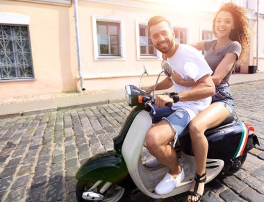 Genç çift bir scooter sürme ve having fun