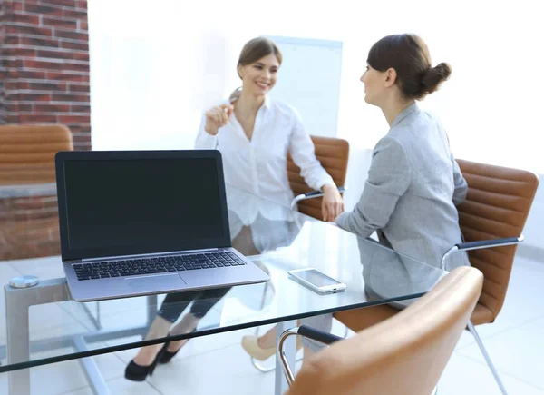 Laptop and a smartphone on the desktop of a businessman — Stock Photo, Image