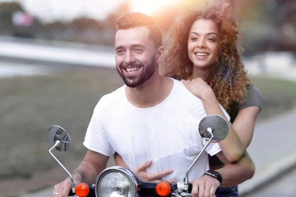 Retrato de feliz pareja joven en scooter disfrutando de viaje por carretera —  Fotos de Stock