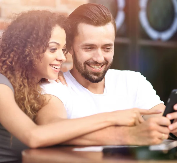 Güzel bir çift kahve içiyor, birlikte eğleniyorlar..