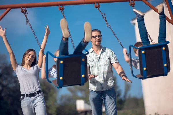 Lycklig modern familj spenderar sin fritid tillsammans — Stockfoto