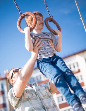 Baba oğlu bar yetişmek için öğretir.