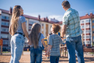 arka view.father onun çocukları onların yeni ev gösterir.