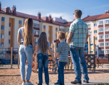 arka view.a genç Aile yeni bir apartman arıyor