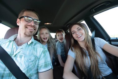 yakın çekim. Çocuklu mutlu ailesi pikniğe gitmek