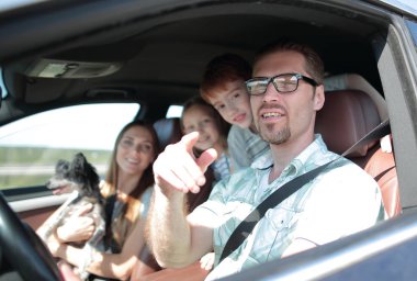 bir aile araba yan view.happy baba