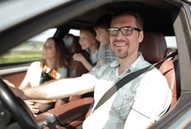 Yan manzara. Mutlu aile arabaları..