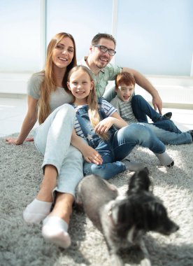 oturma odası katta oturan mutlu bir aile portresi