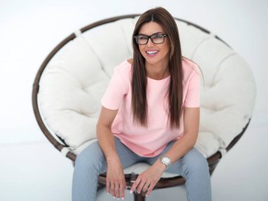 rahat bir sandalyede oturan up.modern kadın kapatmak