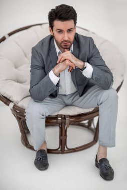 Modern bir iş adamının portresi.