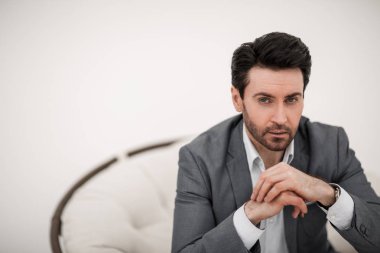 Modern bir iş adamının portresi.