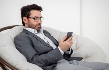 işadamı smartphone ekranında görünüyor