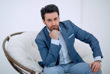 up.serious işadamı rahat bir sandalyede oturuyor kapatın.