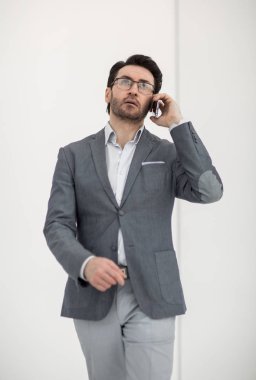 ciddi işadamı Smartphone'da konuşuyor