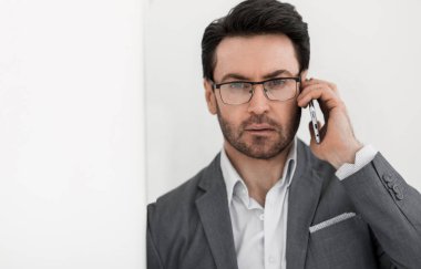 up.serious iş adamı duvara yaslanmış kapatın