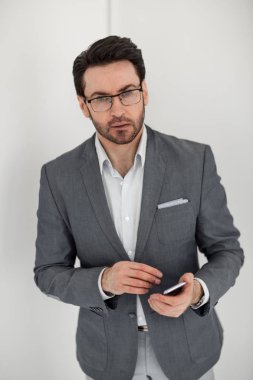 Kapat. İş adamı akıllı telefonundan SMS okuyor..