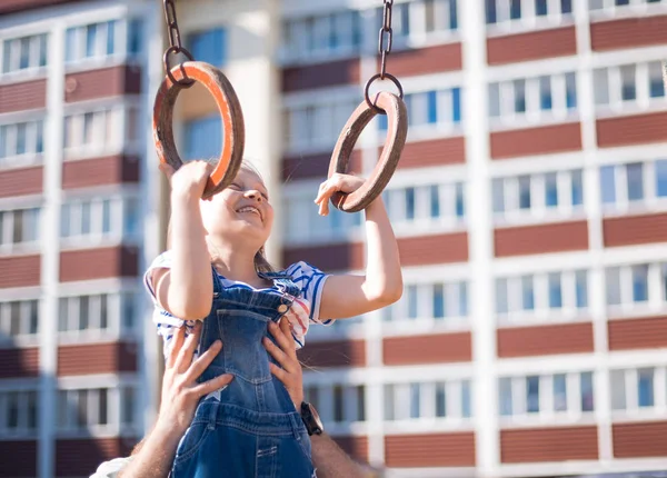 Ung familj på gården av ett nytt hus — Stockfoto