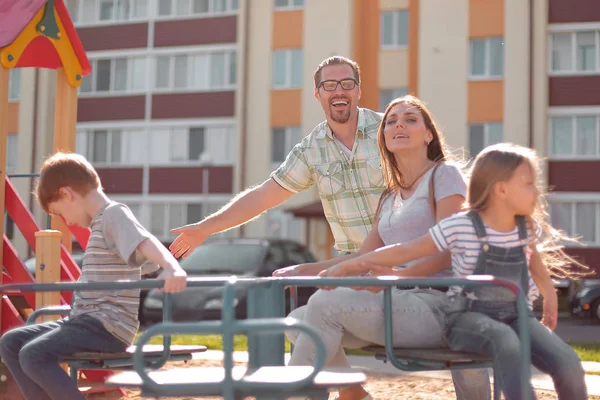 Çocuklar oyun alanında oyun ile modern genç Aile.