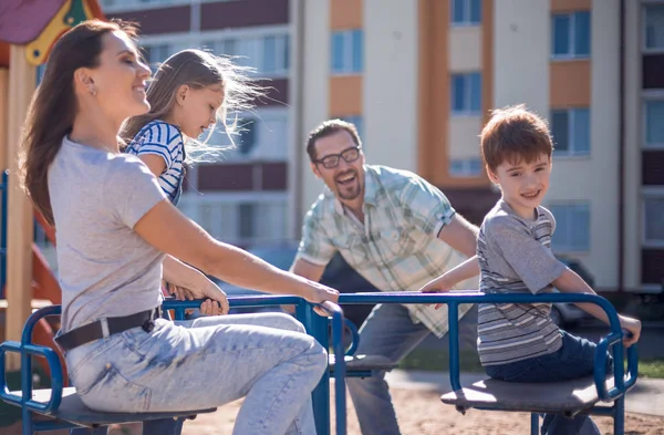 mutlu aile birlikte serbest zaman harcıyor