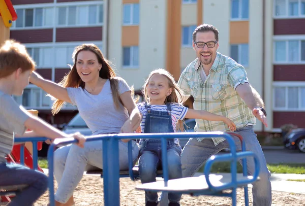 mutlu aile birlikte serbest zaman harcıyor