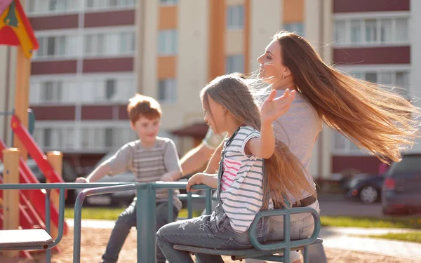 Lycklig familj på lekplatsen. — Stockfoto