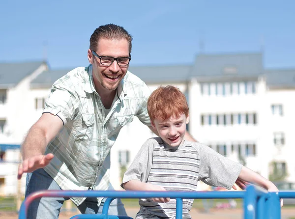 Lycklig far och Lille son på lekplatsen — Stockfoto