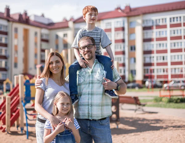 oyun genç aile ayakta