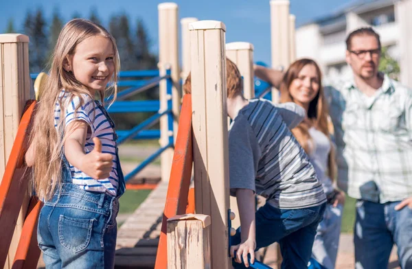 Çocuklar oyun alanında anne oynamak