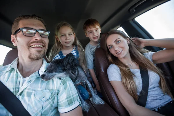 Närbild. lycklig familj reser i en bekväm bil — Stockfoto