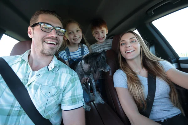 Yakın çekim. mutlu bir aile rahat bir araba — Stok fotoğraf