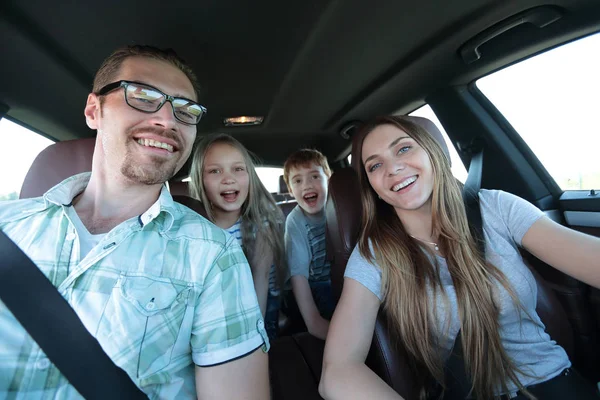 yakın çekim. Çocuklu mutlu ailesi pikniğe gitmek