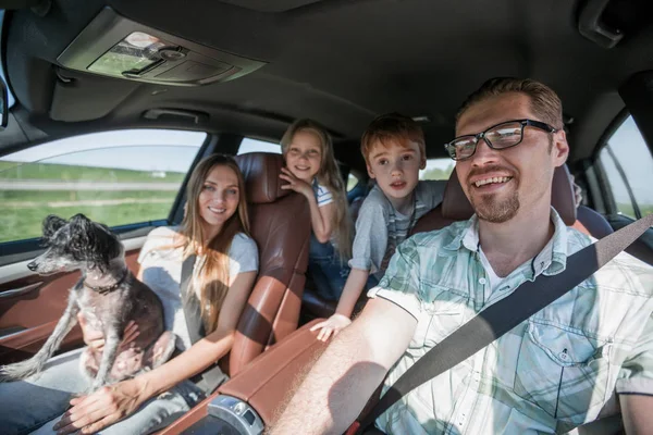 Família amigável viaja em um carro confortável — Fotografia de Stock