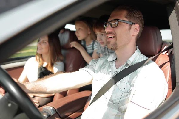 Yan manzara. Mutlu aile arabaları..