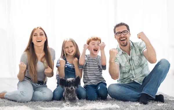 Família feliz sentado em seu novo apartamento — Fotografia de Stock