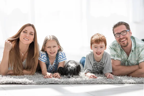 Портрет счастливой современной семьи — стоковое фото