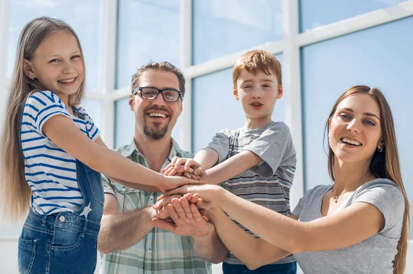 Fecha. uma família feliz olha para a frente a algo — Fotografia de Stock