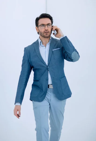 Hombre de negocios serio hablando en un teléfono inteligente — Foto de Stock