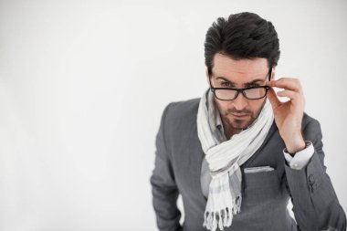 Üst Manzara. Sinirli iş adamı kameraya bakıyor.