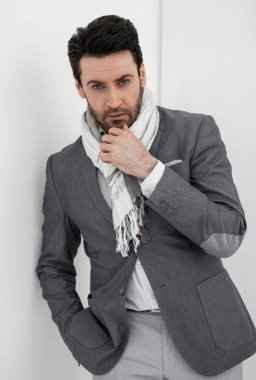 düşünceli bir modern işadamı portresi.