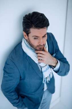 düşünceli bir modern işadamı portresi.