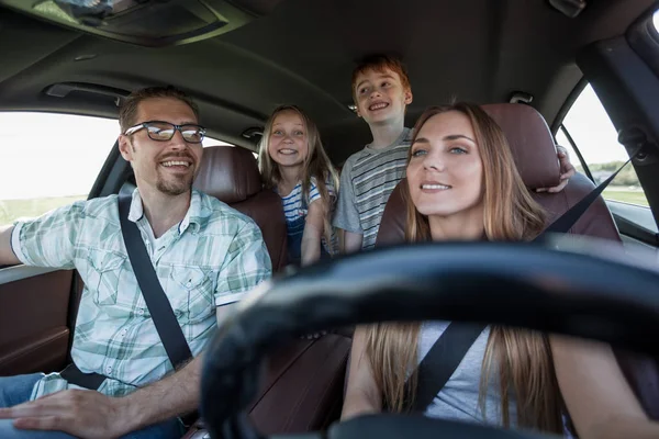 Unga föräldrar gå i bilen — Stockfoto