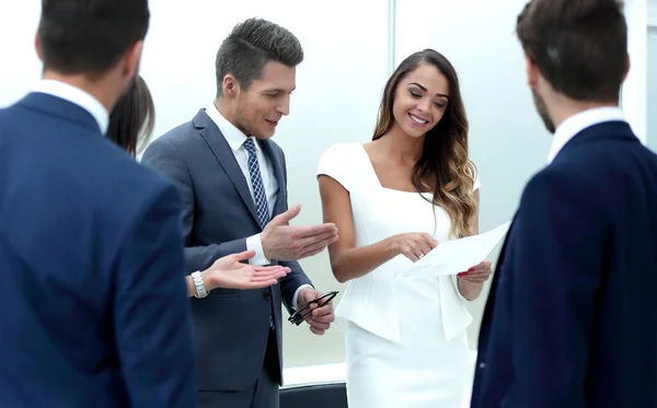 Empresário e empresária discutindo papel de trabalho — Fotografia de Stock