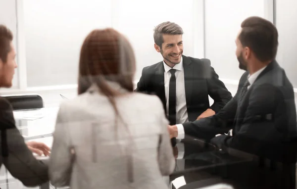 Vue arrière.l'équipe d'affaires discute de quelque chose assis au bureau — Photo